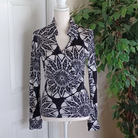 Soft Surroundings Tops - EUC Soft Surroundings Wrap/Surplice Black & White Print Top Size Small